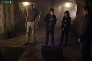 2×08 – ...Ye Who Enter Here